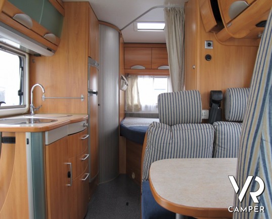 Hymer B 574: camper motorhome usato con letto alla francese, dinette a L, portamoto Hymer estraibile e antenna satellitare.