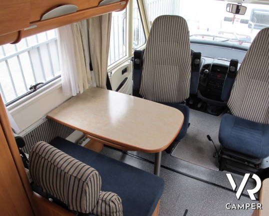 Hymer B 574: camper motorhome usato con letto alla francese, dinette a L, portamoto Hymer estraibile e antenna satellitare.