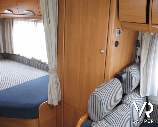 Hymer B 574: camper motorhome usato con letto alla francese, dinette a L, portamoto Hymer estraibile e antenna satellitare.