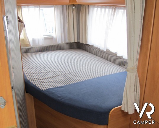 Hymer B 574: camper motorhome usato con letto alla francese, dinette a L, portamoto Hymer estraibile e antenna satellitare.