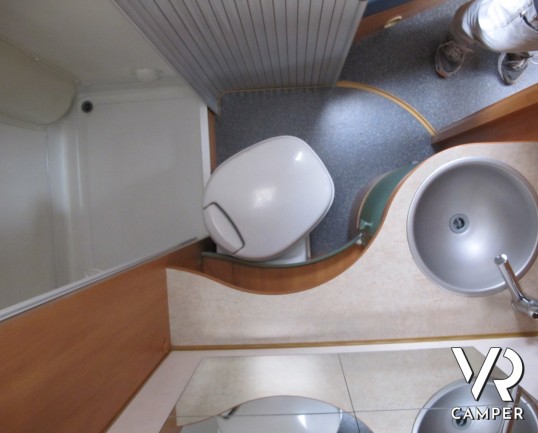 Hymer B 574: camper motorhome usato con letto alla francese, dinette a L, portamoto Hymer estraibile e antenna satellitare.