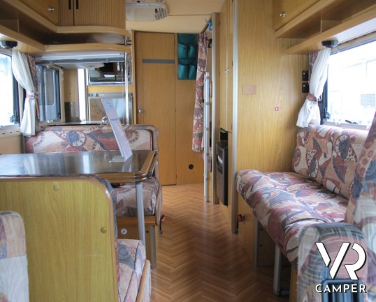 Laika Ecovip I 200: camper motorhome usato su Iveco, 7 posti letto, 5 omologato con letti a castello, divano fronte dinette