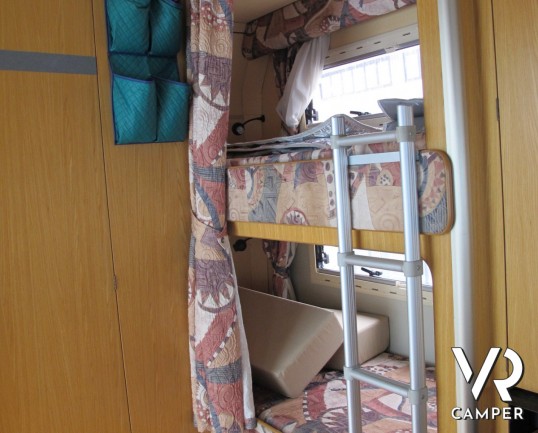 Laika Ecovip I 200: camper motorhome usato su Iveco, 7 posti letto, 5 omologato con letti a castello, divano fronte dinette