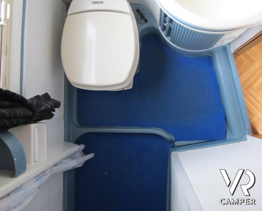 Laika Ecovip I 200: camper motorhome usato su Iveco, 7 posti letto, 5 omologato con letti a castello, divano fronte dinette