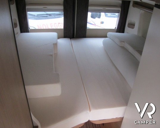 Malibù Van 600 Charming: camper furgonato usato 2 posti, lunghezza 6 metri con letto matrimoniale posteriore, in colorazione nero pastello