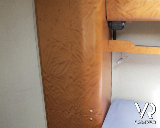 AZ System - maxi motorhome di colore azzurro costruito su misura con ampio garage posteriore, bagno doccia separata e grande dinette.