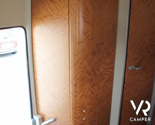 AZ System - maxi motorhome di colore azzurro costruito su misura con ampio garage posteriore, bagno doccia separata e grande dinette.