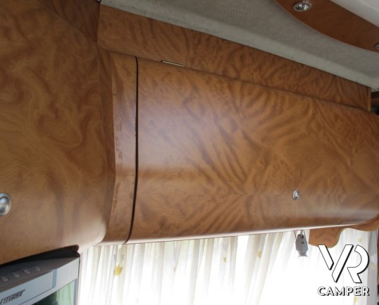 AZ System - maxi motorhome di colore azzurro costruito su misura con ampio garage posteriore, bagno doccia separata e grande dinette.