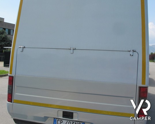 AZ System - maxi motorhome di colore azzurro costruito su misura con ampio garage posteriore, bagno doccia separata e grande dinette.