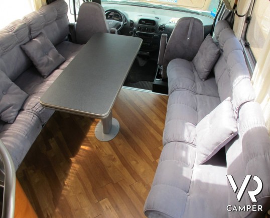 AZ System - maxi motorhome di colore azzurro costruito su misura con ampio garage posteriore, bagno doccia separata e grande dinette.