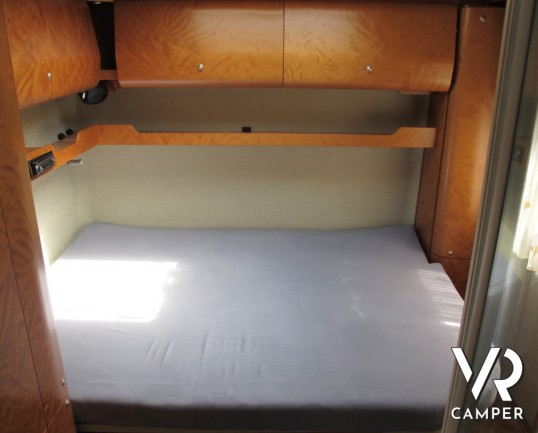 AZ System - maxi motorhome di colore azzurro costruito su misura con ampio garage posteriore, bagno doccia separata e grande dinette.