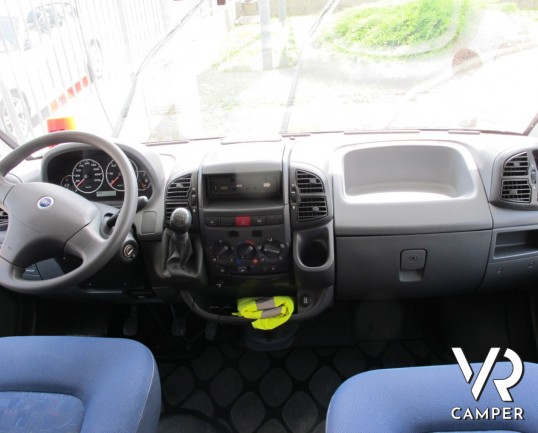 Challanger 153: camper mansardato usato con letti a castello alterale, dinette centrale, ampio bagno e mansarda spaziosa. Ottimo per prime esperienze.