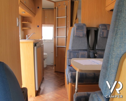 Challanger 153: camper mansardato usato con letti a castello alterale, dinette centrale, ampio bagno e mansarda spaziosa. Ottimo per prime esperienze.