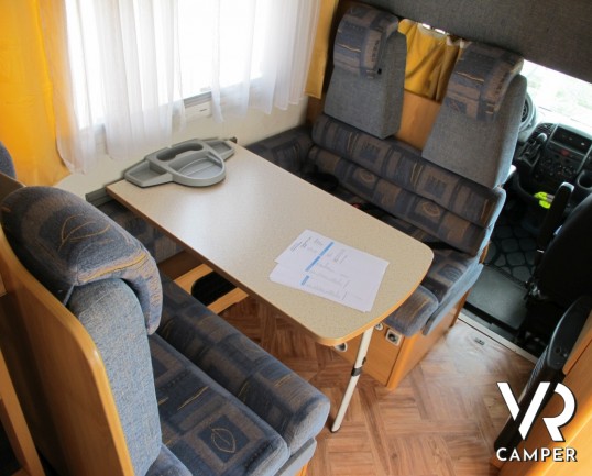 Challanger 153: camper mansardato usato con letti a castello alterale, dinette centrale, ampio bagno e mansarda spaziosa. Ottimo per prime esperienze.