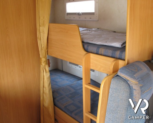 Challanger 153: camper mansardato usato con letti a castello alterale, dinette centrale, ampio bagno e mansarda spaziosa. Ottimo per prime esperienze.