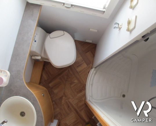 Challanger 153: camper mansardato usato con letti a castello alterale, dinette centrale, ampio bagno e mansarda spaziosa. Ottimo per prime esperienze.