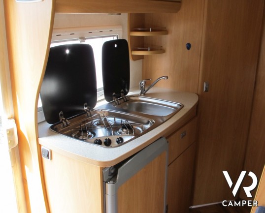 Challanger 153: camper mansardato usato con letti a castello alterale, dinette centrale, ampio bagno e mansarda spaziosa. Ottimo per prime esperienze.