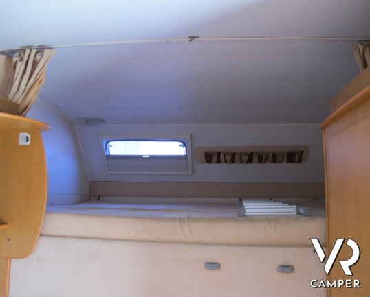 CI Elliot 10: camper mansardato usato con letti a castello laterali, bagno con doccia separata e meccanica Fiat Ducato M-Jet
