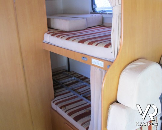 CI Elliot 10: camper mansardato usato con letti a castello laterali, bagno con doccia separata e meccanica Fiat Ducato M-Jet