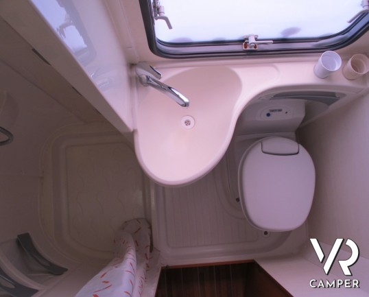 CI Elliot 10: camper mansardato usato con letti a castello laterali, bagno con doccia separata e meccanica Fiat Ducato M-Jet
