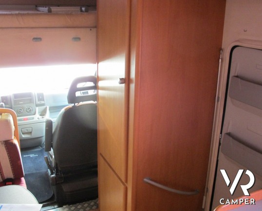 CI Elliot 10: camper mansardato usato con letti a castello laterali, bagno con doccia separata e meccanica Fiat Ducato M-Jet