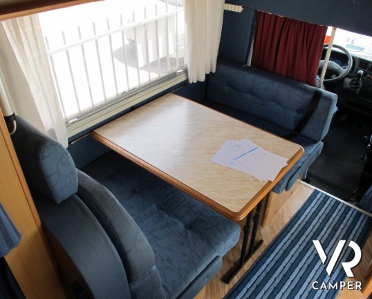 McLouis Gleen 430: camper mansardato usato a Torino con letti a castello laterali, perfetto per la famiglia di 6 persone