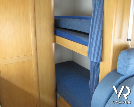 McLouis Gleen 430: camper mansardato usato a Torino con letti a castello laterali, perfetto per la famiglia di 6 persone