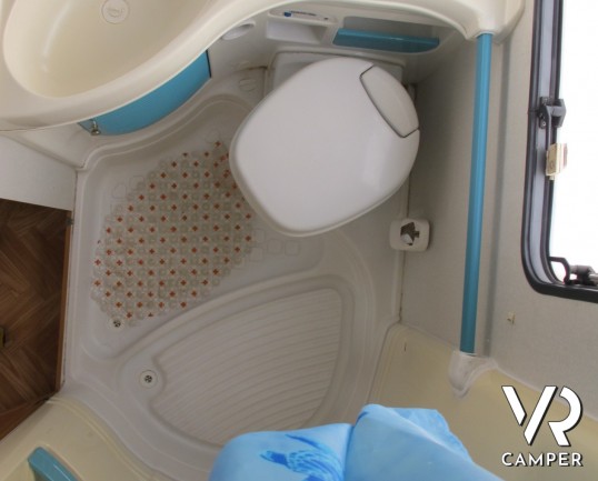 McLouis Gleen 430: camper mansardato usato a Torino con letti a castello laterali, perfetto per la famiglia di 6 persone