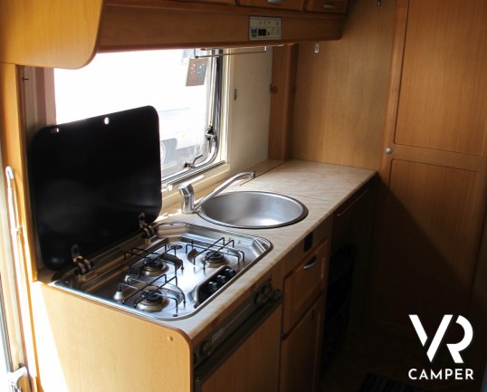 McLouis Gleen 430: camper mansardato usato a Torino con letti a castello laterali, perfetto per la famiglia di 6 persone