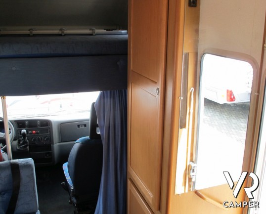 McLouis Gleen 430: camper mansardato usato a Torino con letti a castello laterali, perfetto per la famiglia di 6 persone