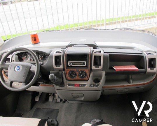 Hymer B 614 SL: motorhome Hymer usato con pochi chilometri, ampio garage posteriore, mobilio scuro e pronto per partire per le vacanze.