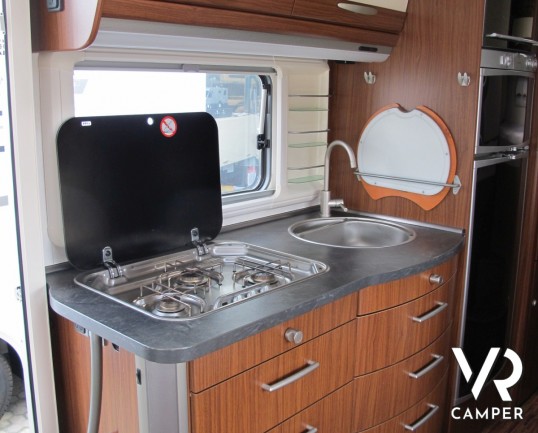 Hymer B 614 SL: motorhome Hymer usato con pochi chilometri, ampio garage posteriore, mobilio scuro e pronto per partire per le vacanze.