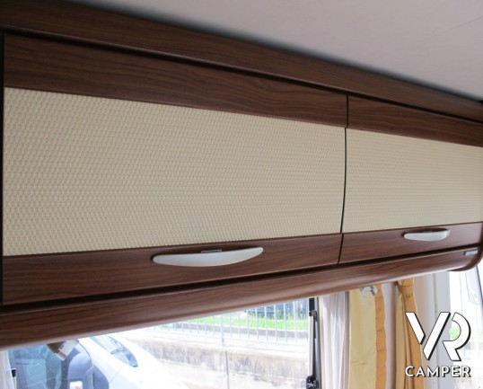 Hymer B 614 SL: motorhome Hymer usato con pochi chilometri, ampio garage posteriore, mobilio scuro e pronto per partire per le vacanze.