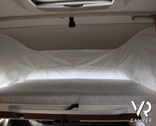 Hymer B 614 SL: motorhome Hymer usato con pochi chilometri, ampio garage posteriore, mobilio scuro e pronto per partire per le vacanze.