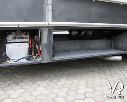 Hymer B 614 SL: motorhome Hymer usato con pochi chilometri, ampio garage posteriore, mobilio scuro e pronto per partire per le vacanze.