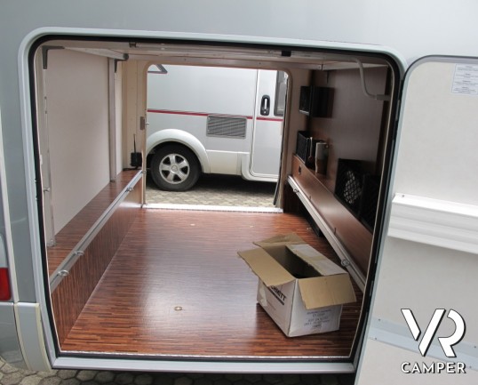 Hymer B 614 SL: motorhome Hymer usato con pochi chilometri, ampio garage posteriore, mobilio scuro e pronto per partire per le vacanze.