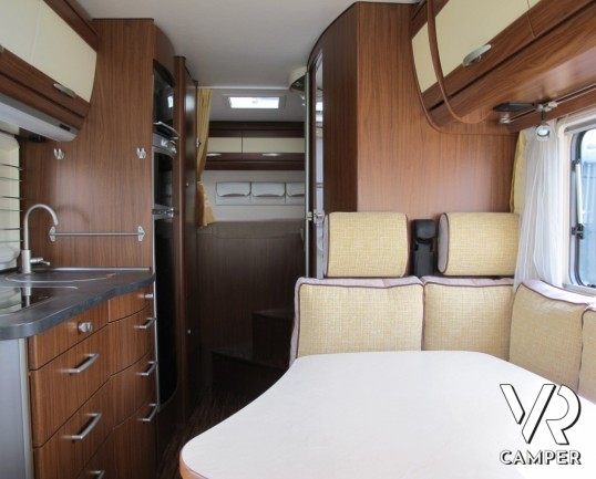 Hymer B 614 SL: motorhome Hymer usato con pochi chilometri, ampio garage posteriore, mobilio scuro e pronto per partire per le vacanze.