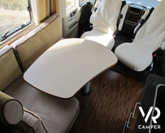 Hymer B 614 SL: motorhome Hymer usato con pochi chilometri, ampio garage posteriore, mobilio scuro e pronto per partire per le vacanze.