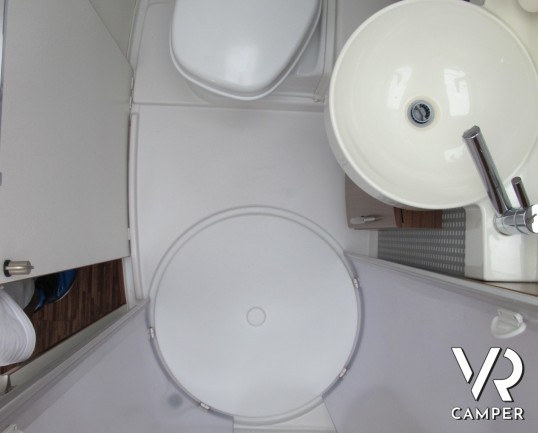 Hymer B 614 SL: motorhome Hymer usato con pochi chilometri, ampio garage posteriore, mobilio scuro e pronto per partire per le vacanze.