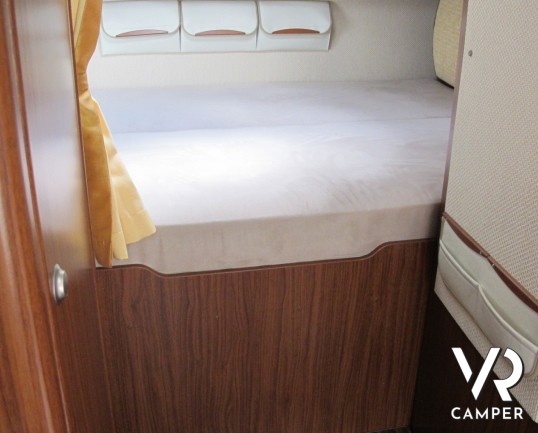 Hymer B 614 SL: motorhome Hymer usato con pochi chilometri, ampio garage posteriore, mobilio scuro e pronto per partire per le vacanze.