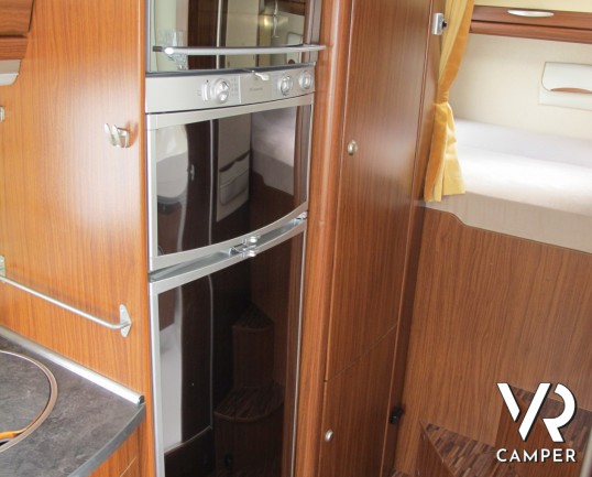 Hymer B 614 SL: motorhome Hymer usato con pochi chilometri, ampio garage posteriore, mobilio scuro e pronto per partire per le vacanze.