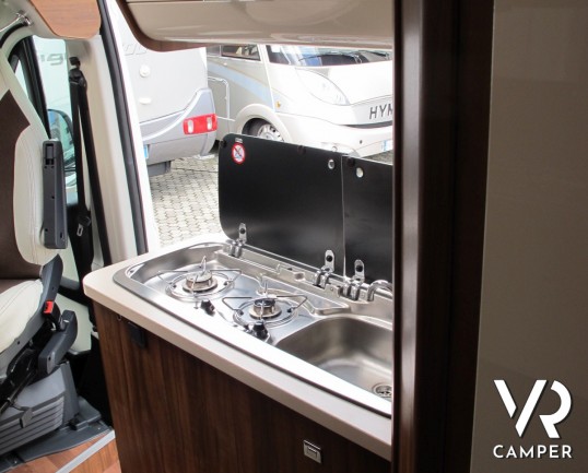 Roller Team Livingstone Maxi 2 Prestige: camper furgonato usato 2 posti, ottimo per la coppia e per viaggiare in modo snello e veloce.