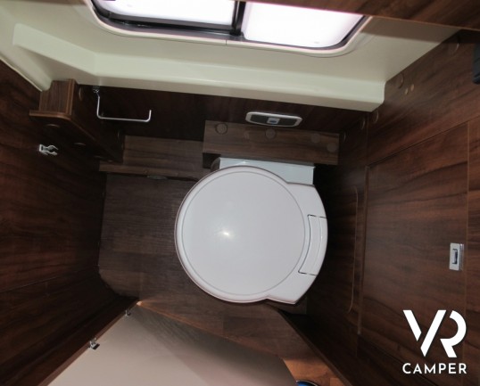 Roller Team Livingstone Maxi 2 Prestige: camper furgonato usato 2 posti, ottimo per la coppia e per viaggiare in modo snello e veloce.