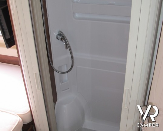 Roller Team Livingstone Maxi 2 Prestige: camper furgonato usato 2 posti, ottimo per la coppia e per viaggiare in modo snello e veloce.