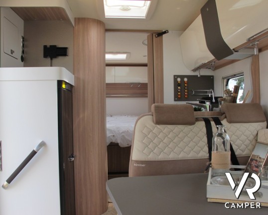 Burstner Ixeo I 700: camper motorhome con letto nautico e letto basculante, 4 posti omologati, cabina doccia indipendente, doppio pavimento e garage.
