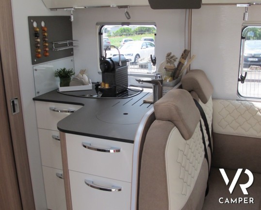 Burstner Ixeo I 700: camper motorhome con letto nautico e letto basculante, 4 posti omologati, cabina doccia indipendente, doppio pavimento e garage.