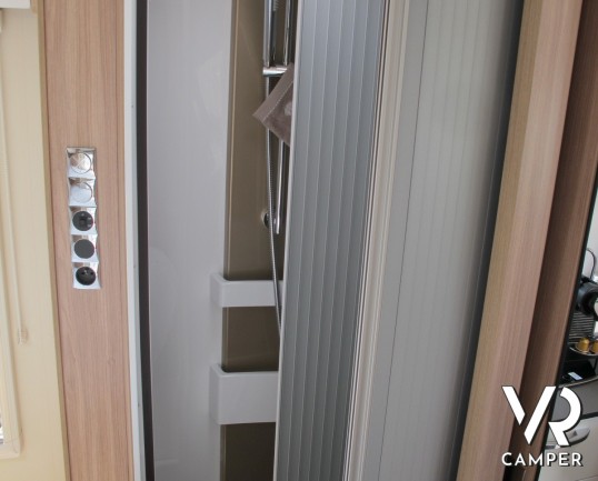 Burstner Ixeo I 700: camper motorhome con letto nautico e letto basculante, 4 posti omologati, cabina doccia indipendente, doppio pavimento e garage.