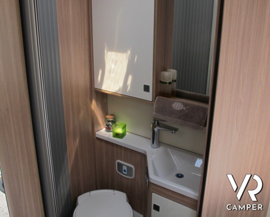 Burstner Ixeo I 700: camper motorhome con letto nautico e letto basculante, 4 posti omologati, cabina doccia indipendente, doppio pavimento e garage.