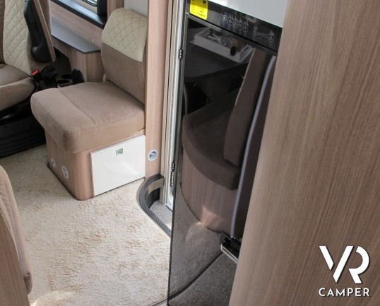 Burstner Ixeo I 700: camper motorhome con letto nautico e letto basculante, 4 posti omologati, cabina doccia indipendente, doppio pavimento e garage.