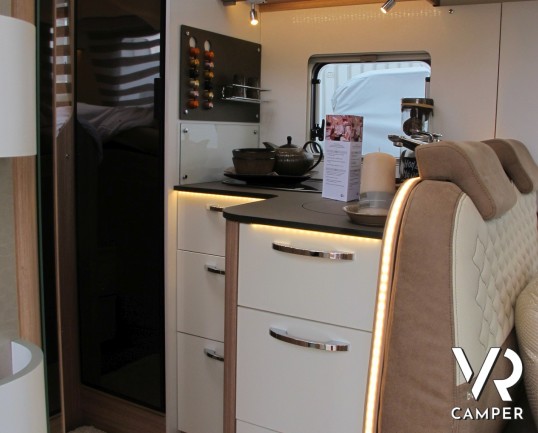 Burstner Ixeo T 690 G: camper semintegrale con letti gemelli e letto basculante, 4 posti omologati, ampio garage.